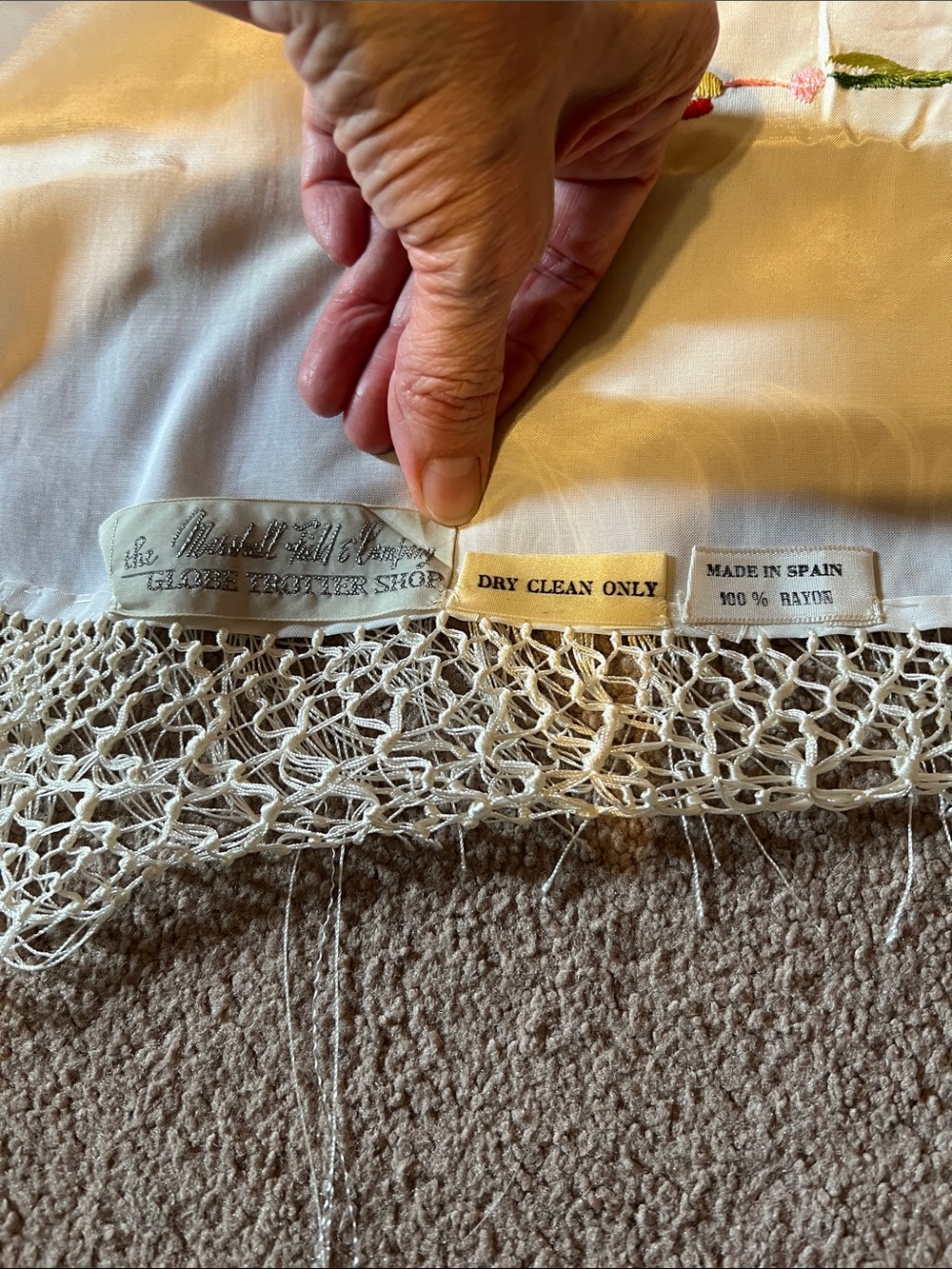 VTG. Marshall Fields &Co. globetrotter piano shawl. Embroidered, Made in Spain - Picture 11 of 11